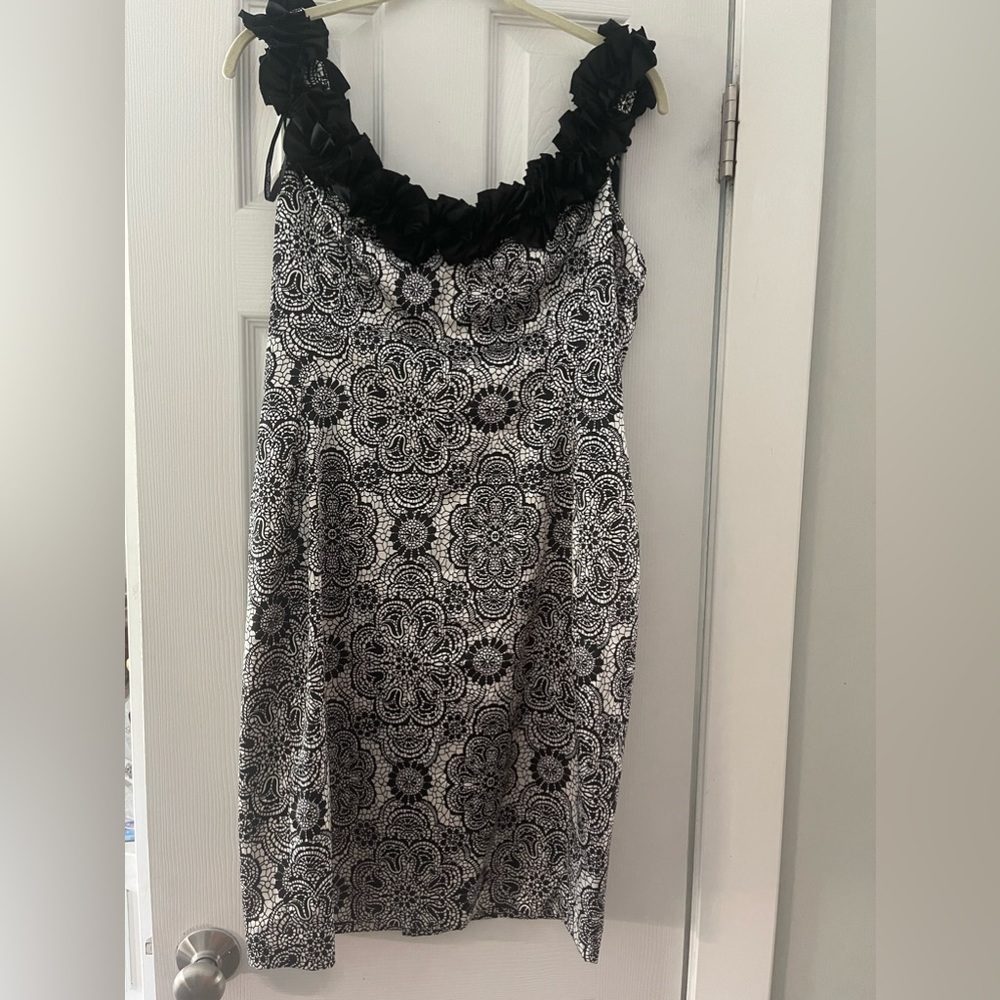 Black & white MAGGY LONDON DRESS. Silky polyester material. NWT 🖤